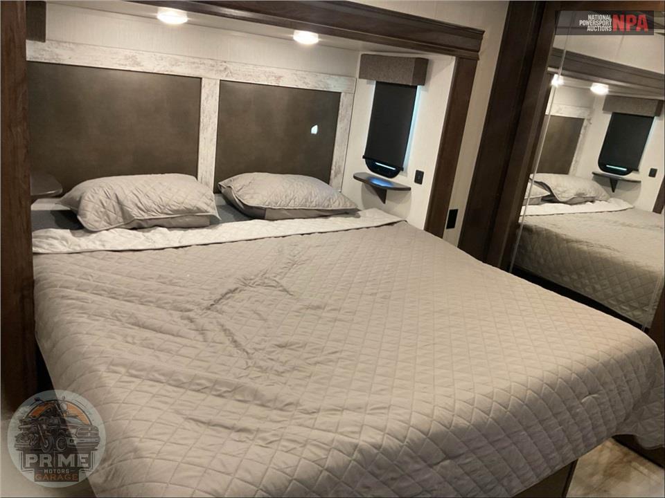 2020 Cedar Creek M-31IK - SILVERBACK FIFTH WHEEL SERIES — фото 10