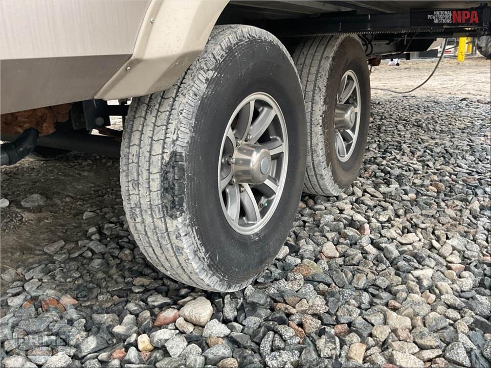 2019 Palomino By Forest River M-383FBC - COMPASS FIFTH WHEEL SERIES — фото 38