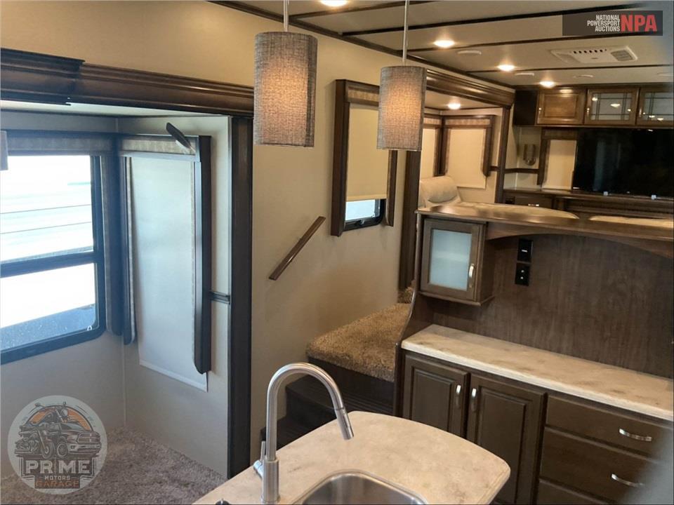 2017 Grand Design Recreational Vehicles M-375RES - SOLITUDE FIFTH WHEEL SERIES — фото 7