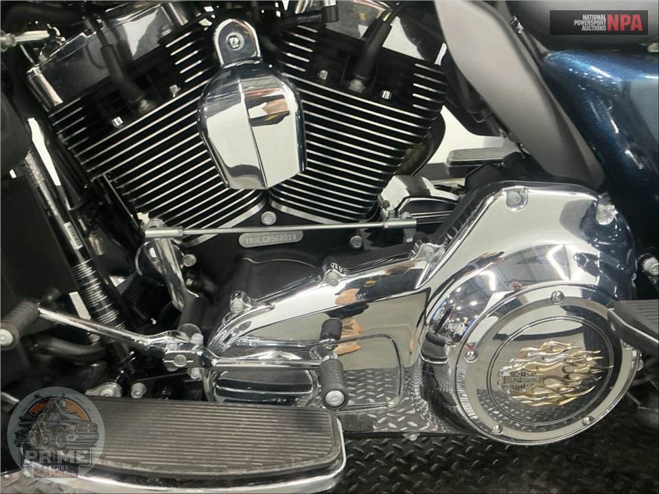 2016 Harley-Davidson FLHTCUTG TRIGLIDE ULTRA CLASSIC — фото 7