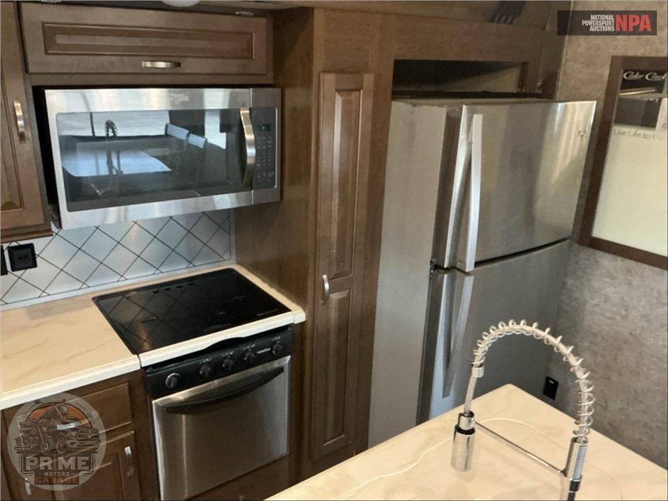 2017 Cedar Creek M-37MBH - SILVERBACK FIFTH WHEEL SERIES — фото 22