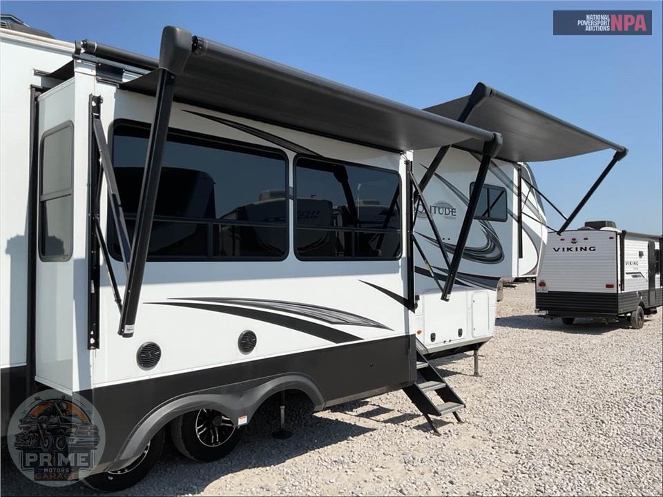 2022 Grand Design Recreational Vehicles M-3740BH - SOLITUDE S-CLASS FIFTH WHEEL SERIES — фото 25