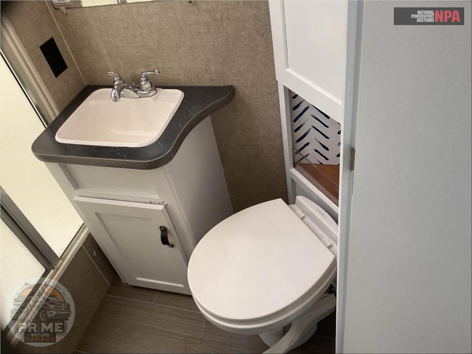 2018 Winnebago M-22R FORD - MINNIE WINNIE SERIES — фото 21