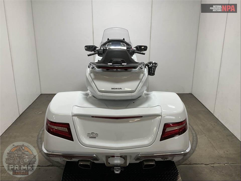 2018 Honda GL1800D GOLDWING TOUR DCT (WHITE) — фото 4