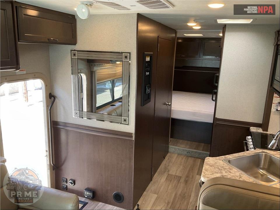 2019 Thor Motor Coach M-28Z E450-V10 - FOUR WINDS SERIES — фото 8