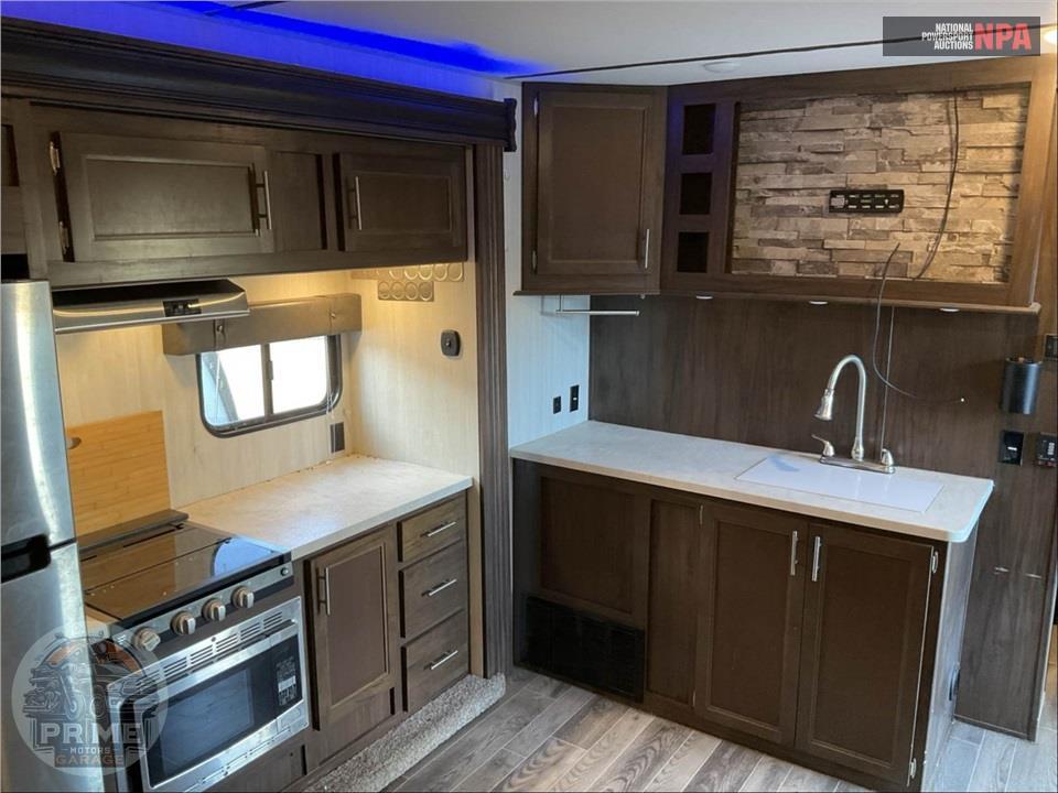2019 Cherokee By Forest River M-23GOLD15 WOLF PACK TOY HAULER SERIES — фото 8