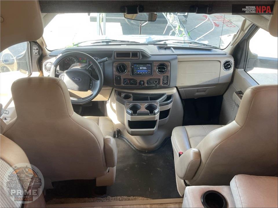 2018 Thor Motor Coach M-31E E450-V10 - FOUR WINDS SERIES — фото 19