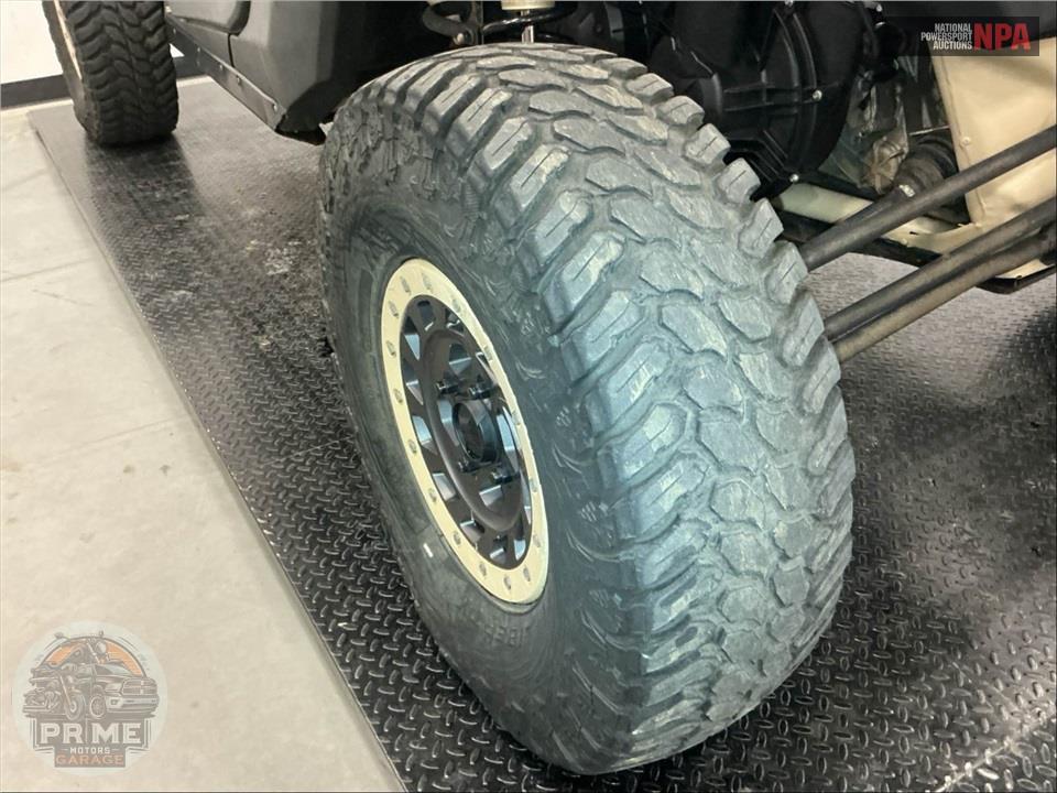2023 Can-Am MAVERICK X3 X RS TURBO RR (DESERT TAN & CARBON BLACK RED) — фото 22