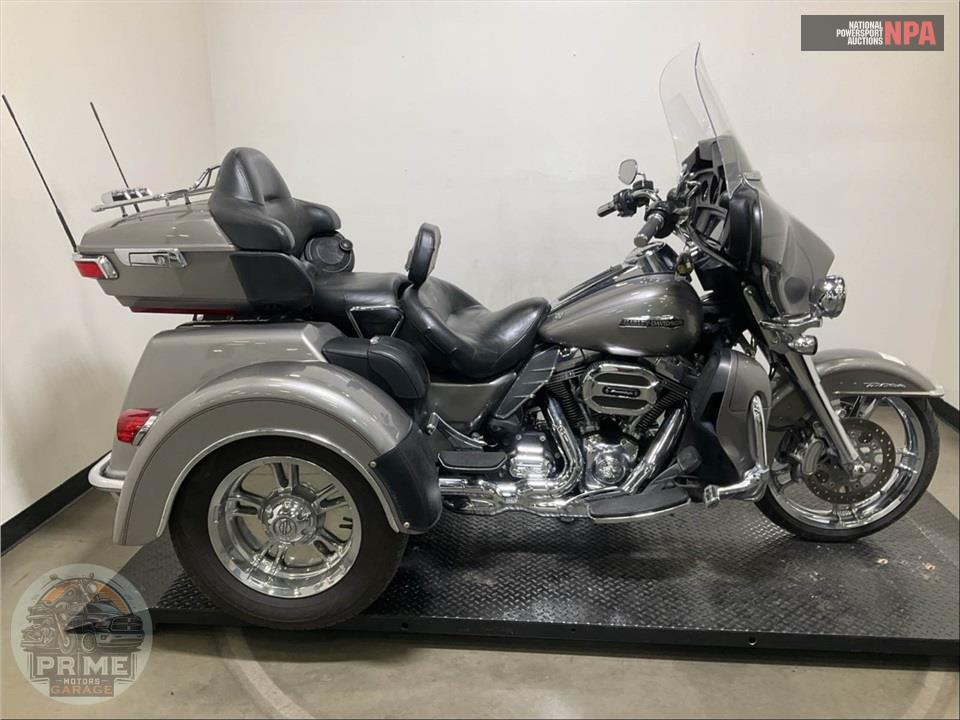 2016 Harley-Davidson FLHTCUTG TRIGLIDE ULTRA CLASSIC — фото 1
