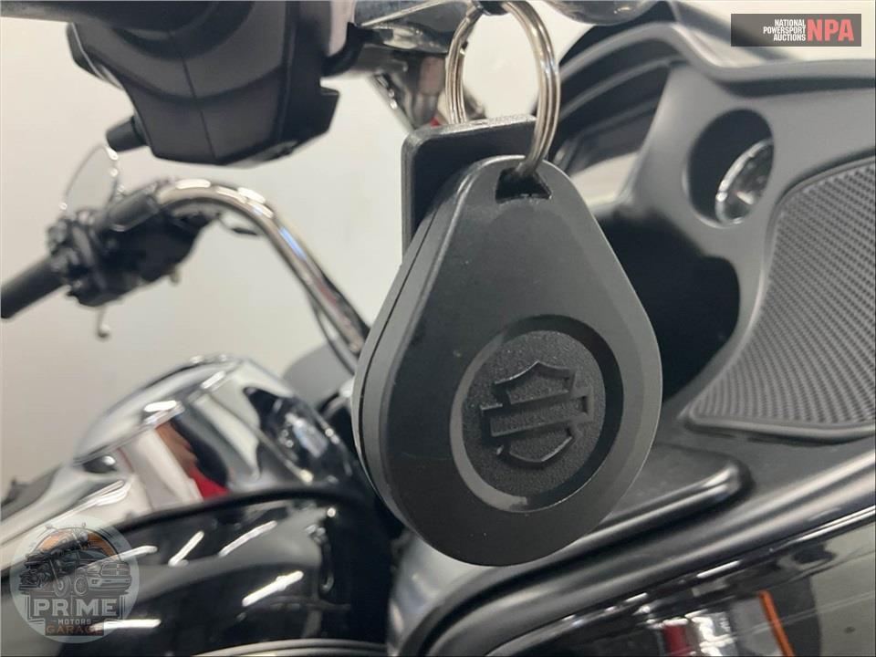 2017 Harley-Davidson FLTRU ROAD GLIDE ULTRA — фото 10
