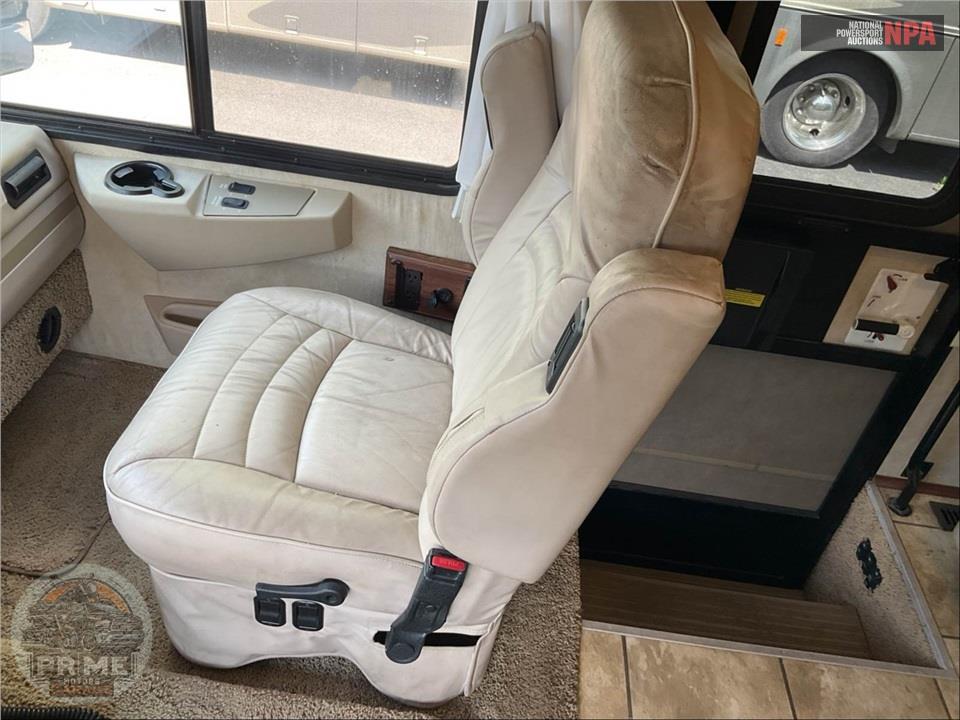 2006 Winnebago M-35A WORKHORSE ADVENTURER SERIES — фото 18
