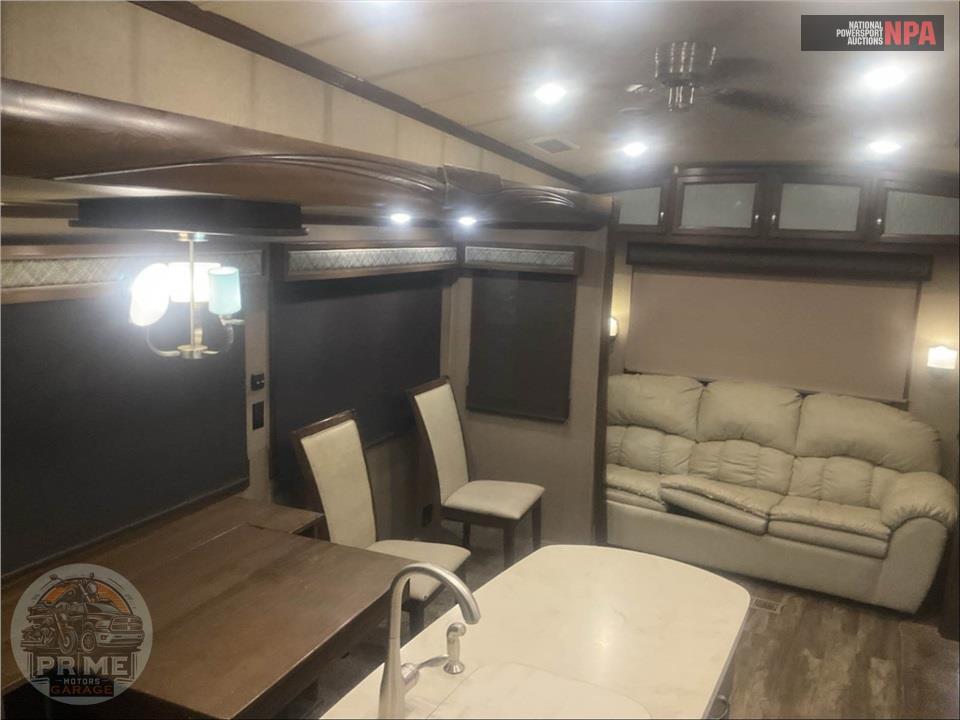 2017 Cedar Creek M-38EL - CHAMPAGNE FIFTH WHEEL SERIES — фото 6