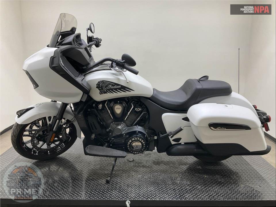 2020 Indian Motorcycle INDIAN CHALLENGER DARK HORSE - N20LCDRRAL — фото 3