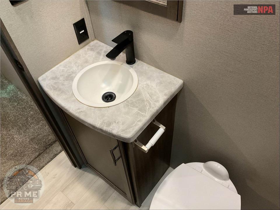 2022 Grand Design Recreational Vehicles M-3740BH - SOLITUDE S-CLASS FIFTH WHEEL SERIES — фото 18