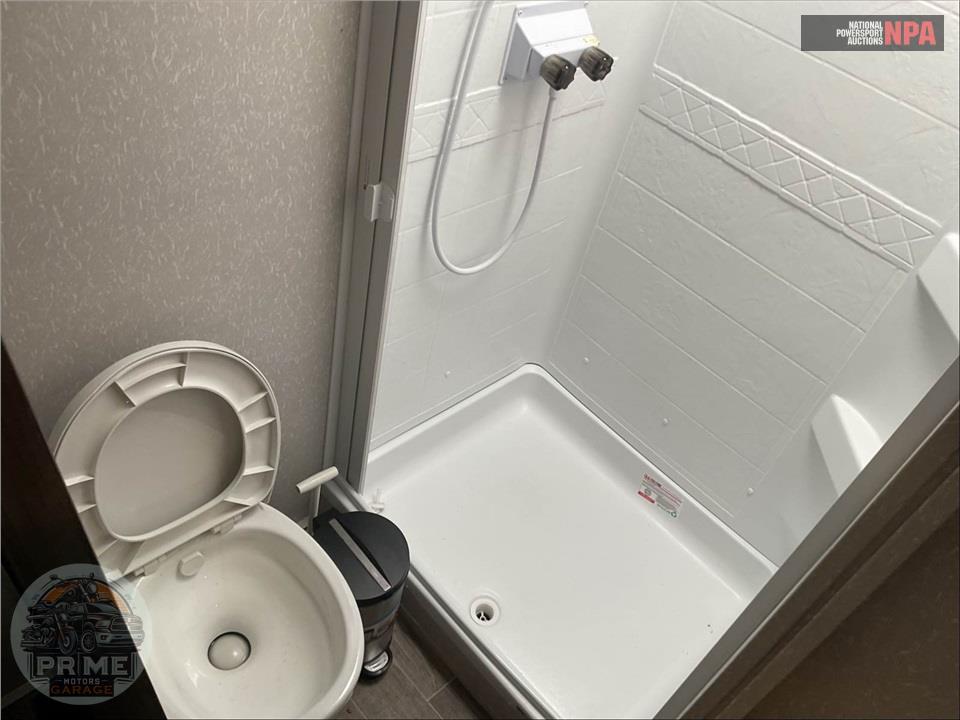 2022 Cherokee By Forest River M-3660SUITE ARCTIC WOLF FIFTH WHEEL SERIES — фото 21