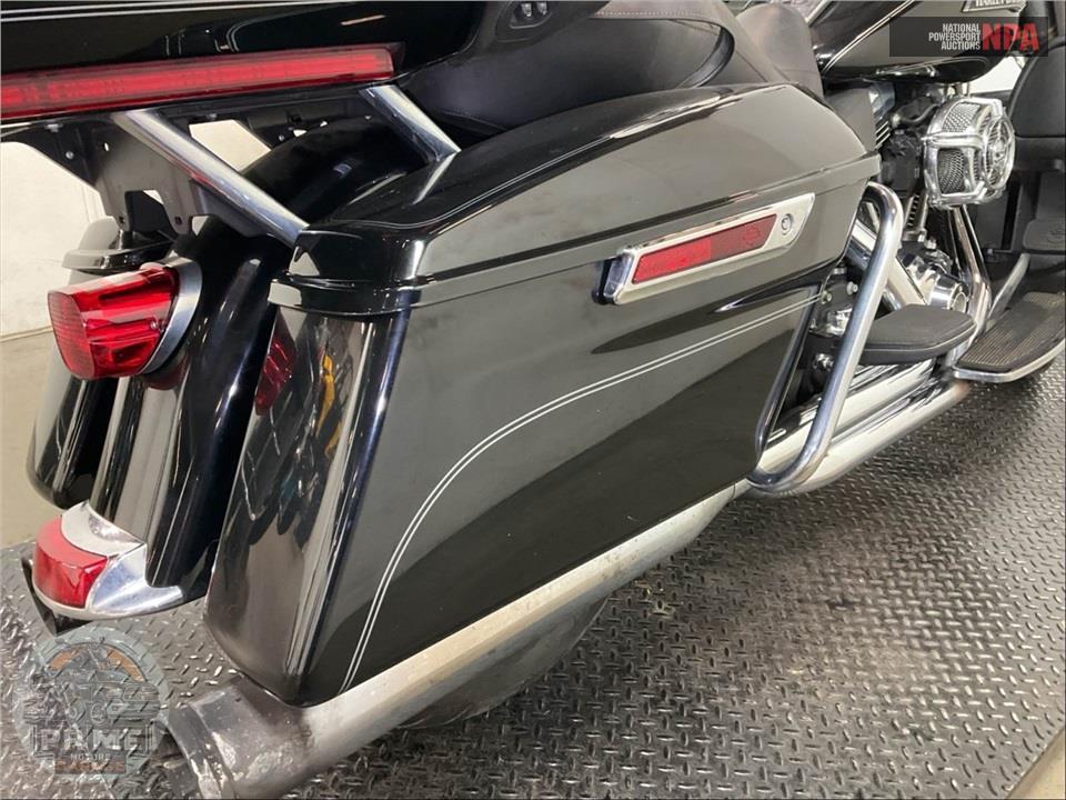 2016 Harley-Davidson FLHTCU ULTRA CLASSIC ELECTRA GLIDE — фото 23
