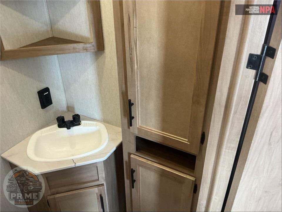 2023 Cherokee By Forest River M-3910SUITE - ARCTIC WOLF FIFTH WHEEL SERIES — фото 19