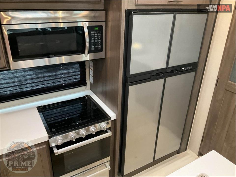 2022 Grand Design Recreational Vehicles M-3740BH - SOLITUDE S-CLASS FIFTH WHEEL SERIES — фото 17