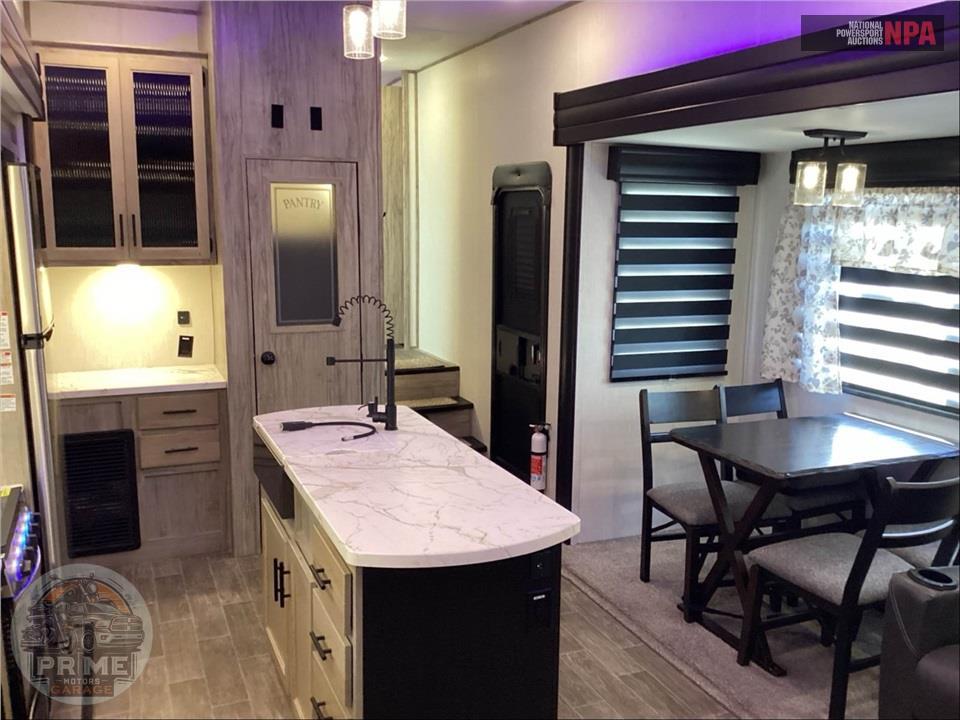 2022 Cherokee By Forest River M-291RL ARCTIC WOLF FIFTH WHEEL SERIES — фото 6