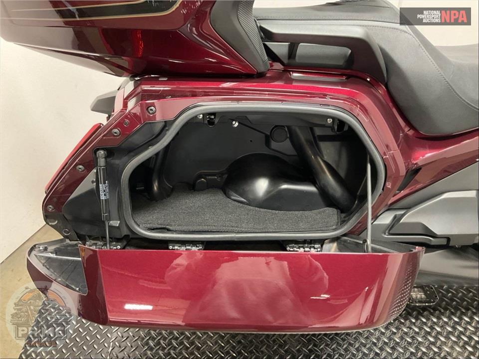 2025 Honda GOLD WING TOUR AUTOMATIC DCT 50TH ANNIVERSARY — фото 16