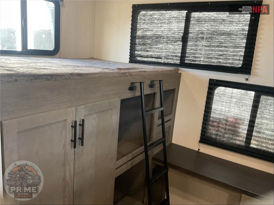 2025 Cherokee By Forest River M -3850SUITE - ARCTIC WOLF FIFTH WHEEL SERIES — фото 16