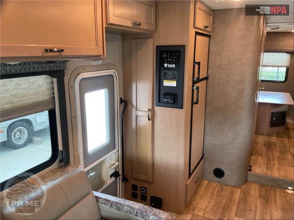 2020 Thor Motor Coach M-31W E450-V10 - FOUR WINDS SERIES — фото 9