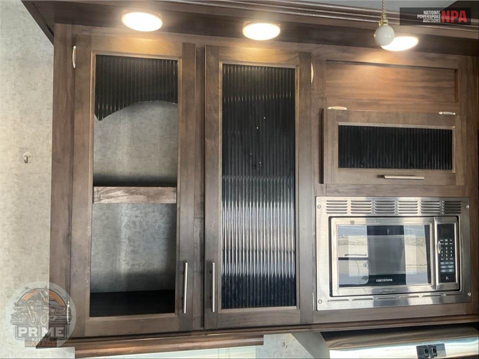 2018 Cherokee By Forest River M-315TBH8 ARCTIC WOLF FIFTH WHEEL SERIES — фото 17