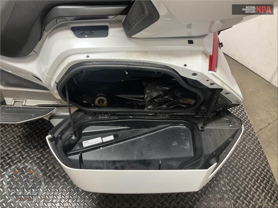 2018 Honda GL1800D GOLDWING TOUR DCT (WHITE) — фото 18