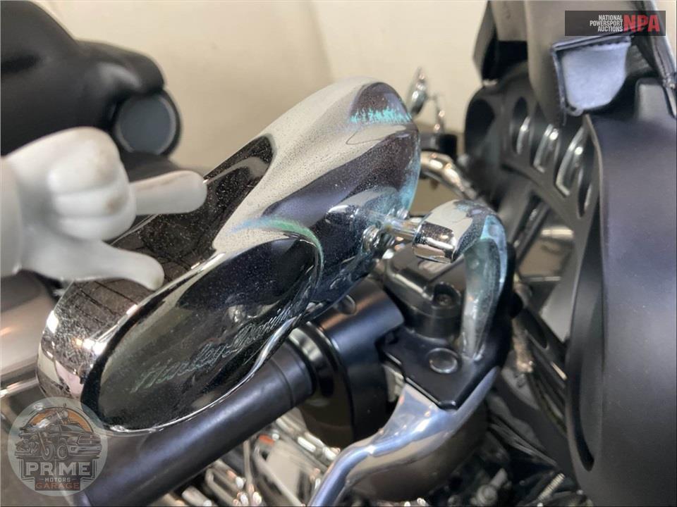 2017 Harley-Davidson FLHTCU ELECTRA GLIDE ULTRA CLASSIC — фото 32