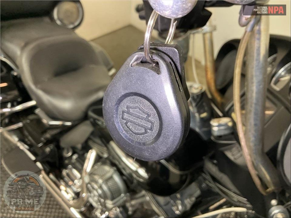 2016 Harley-Davidson FLHTCU ULTRA CLASSIC ELECTRA GLIDE — фото 11