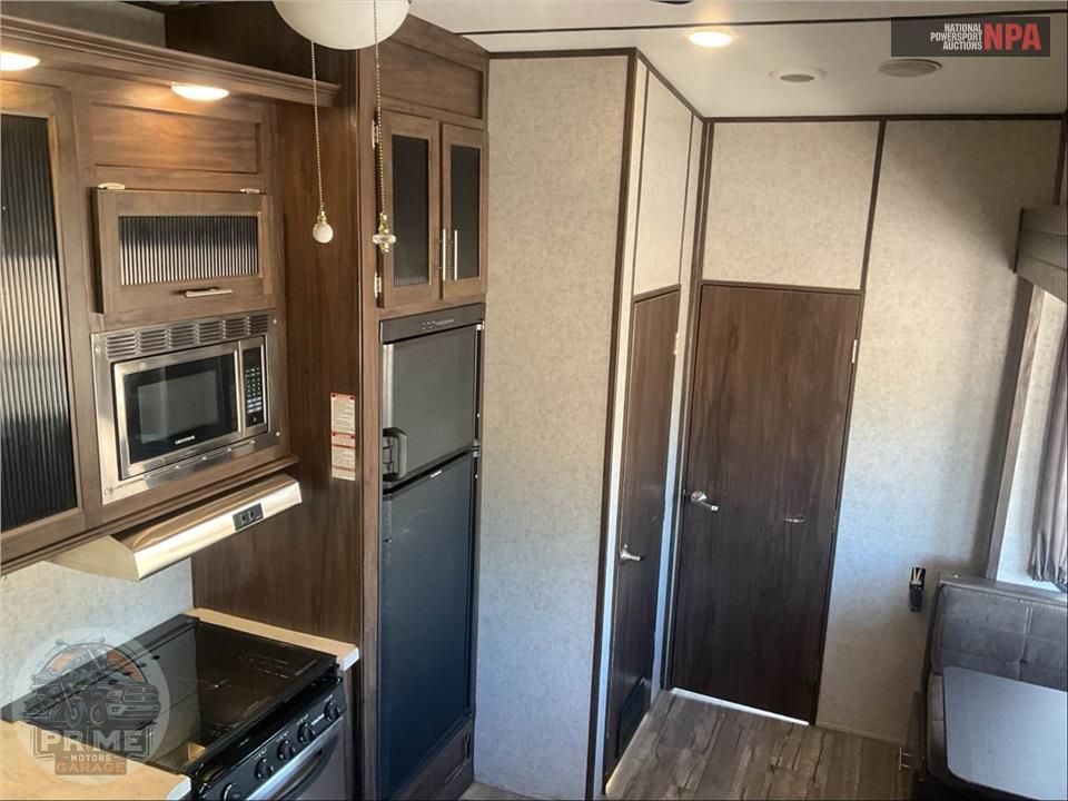 2018 Cherokee By Forest River M-315TBH8 ARCTIC WOLF FIFTH WHEEL SERIES — фото 7