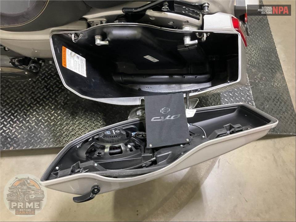 2023 Harley-Davidson FLTRXSE CVO ROAD GLIDE — фото 18