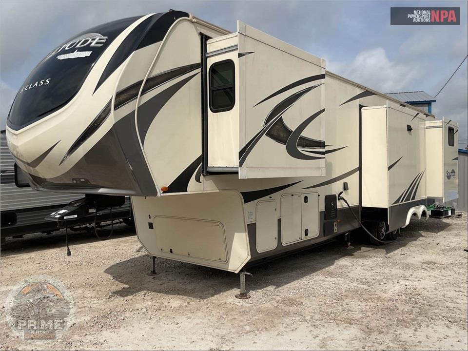 2021 Grand Design Recreational Vehicles M-3950BH - SOLITUDE S-CLASS FIFTH WHEEL SERIES — фото 2