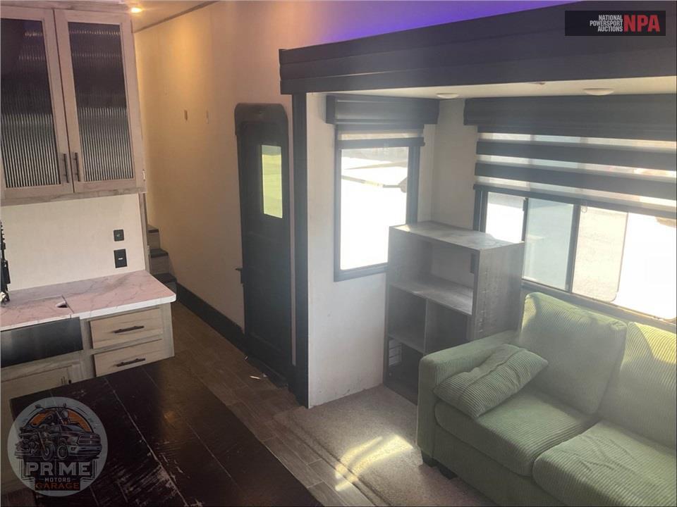 2022 Cherokee By Forest River M-3880SUITE ARCTIC WOLF FIFTH WHEEL SERIES — фото 9
