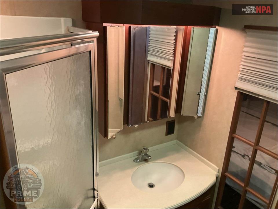 2006 Winnebago M-35A WORKHORSE ADVENTURER SERIES — фото 27