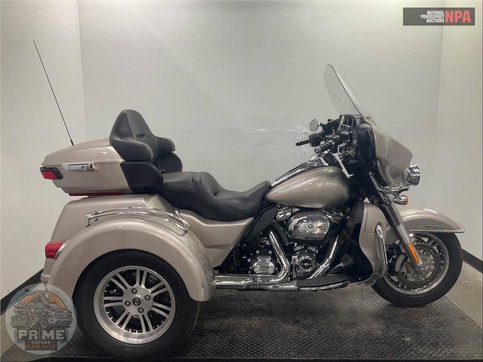 2018 Harley-Davidson FLHTCUTG TRI GLIDE ULTRA — фото 1