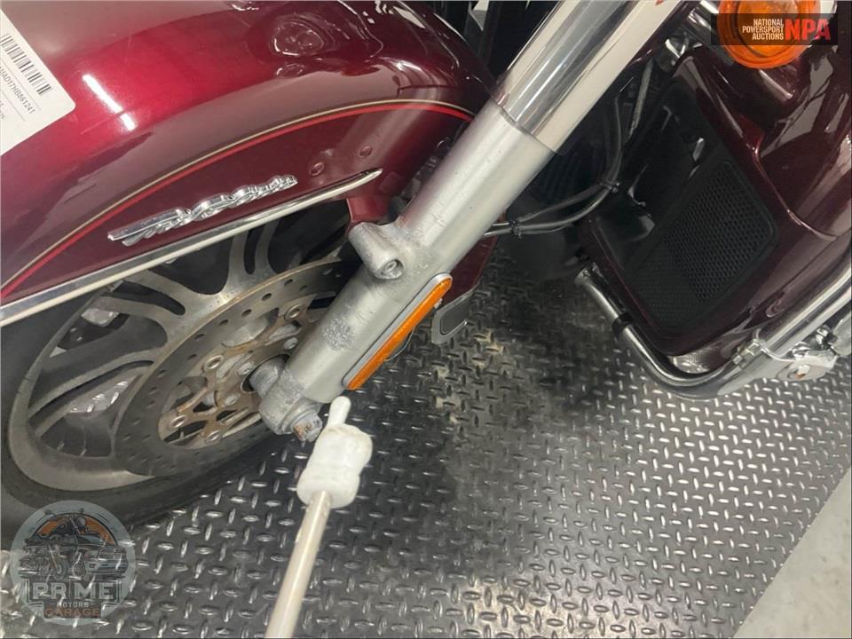 2017 Harley-Davidson FLHTCUTG TRIGLIDE ULTRA CLASSIC — фото 26