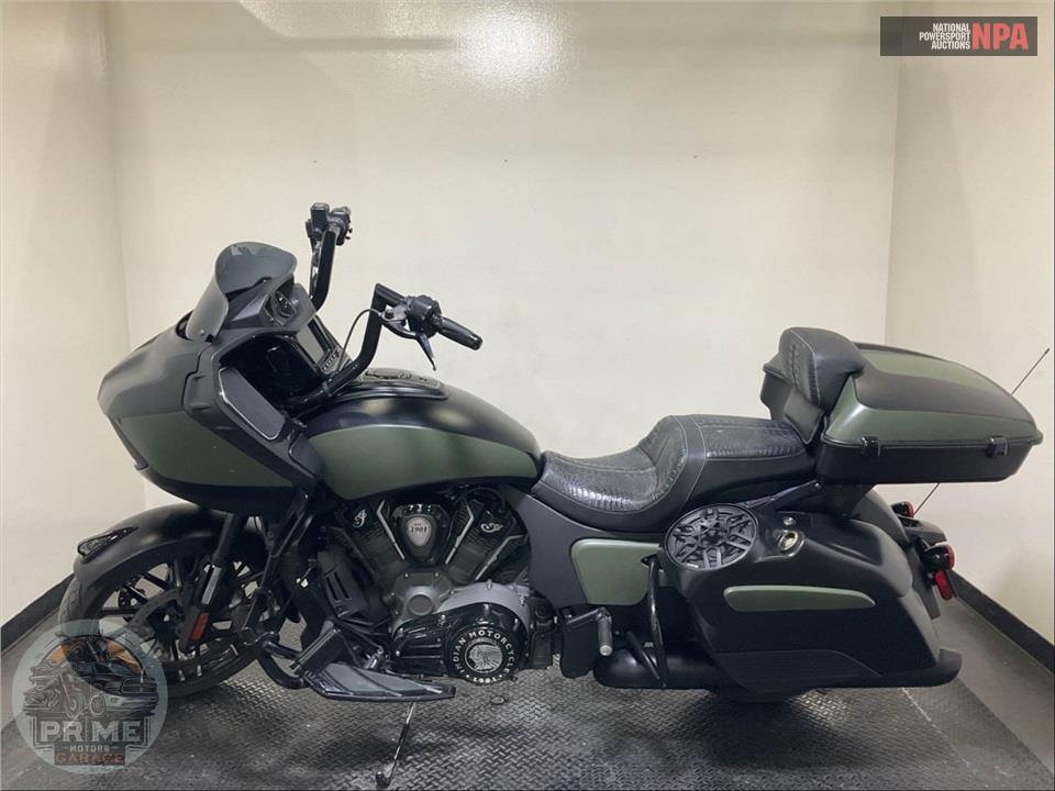 2021 Indian Motorcycle CHALLENGER DARK HORSE (BLACK/BRONZE SMOKE) — фото 3