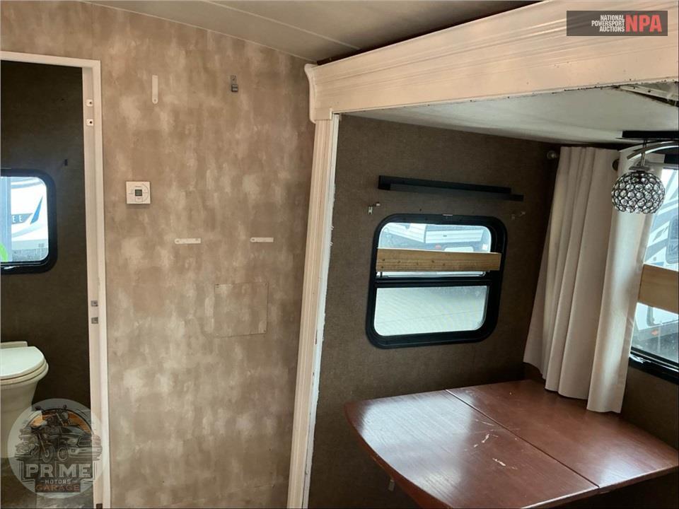 2015 Ultralite By Winnebago M-27RBDS — фото 10