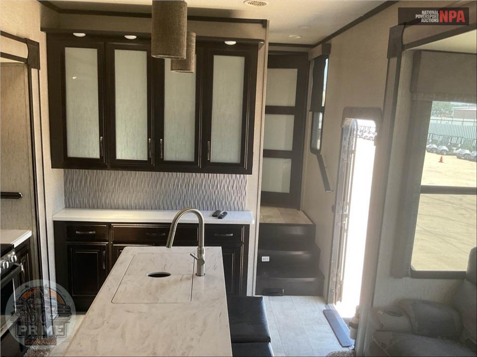 2018 Grand Design Recreational Vehicles M-351M - MOMENTUM TOY HAULER TOY HAULER SERIES — фото 7