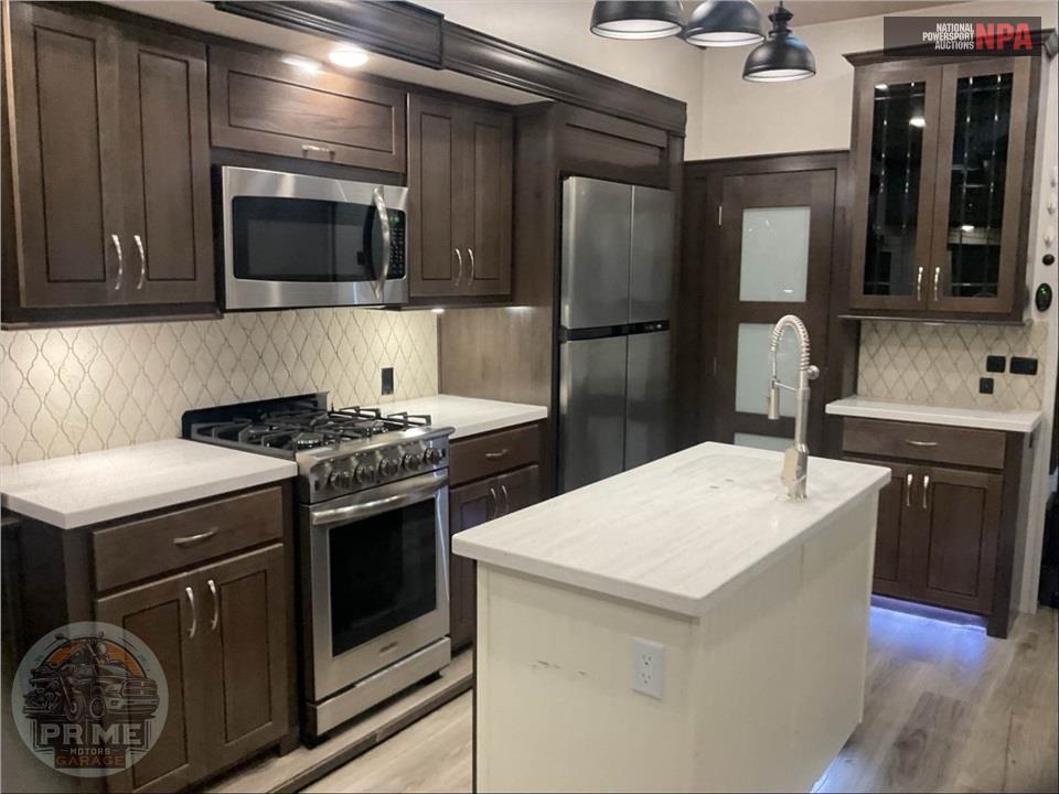 2020 Cedar Creek M-31IK - SILVERBACK FIFTH WHEEL SERIES — фото 9