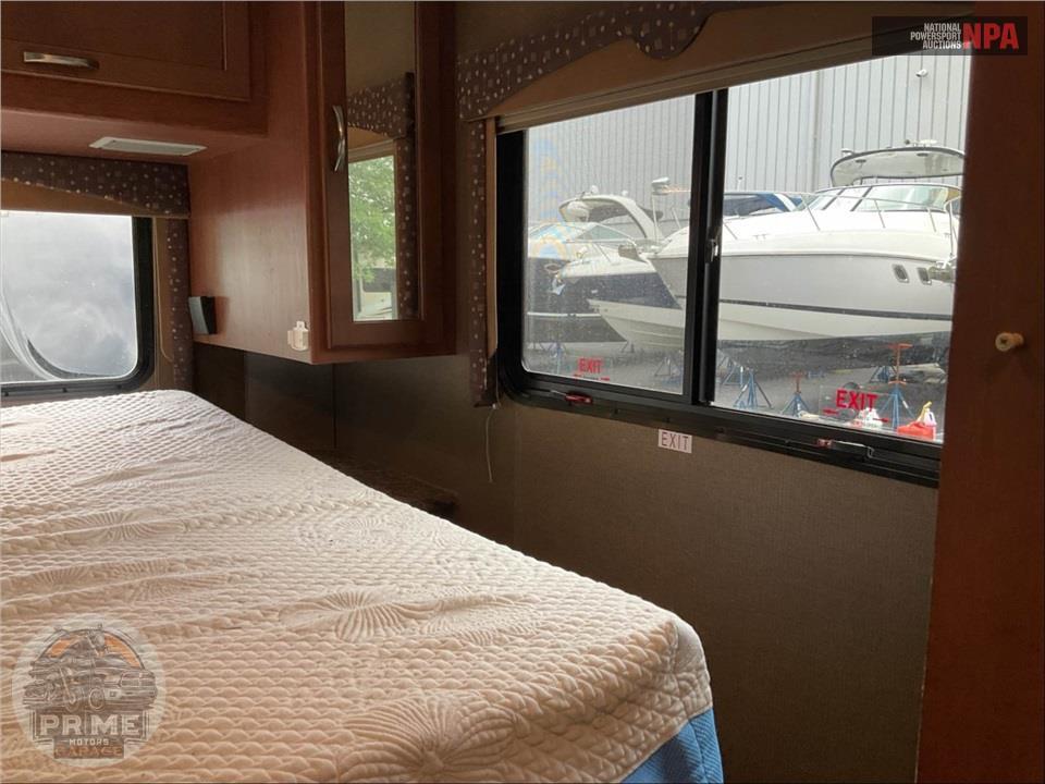 2015 Thor Motor Coach M-28H E450-V10 - FREEDOM ELITE SERIES — фото 22