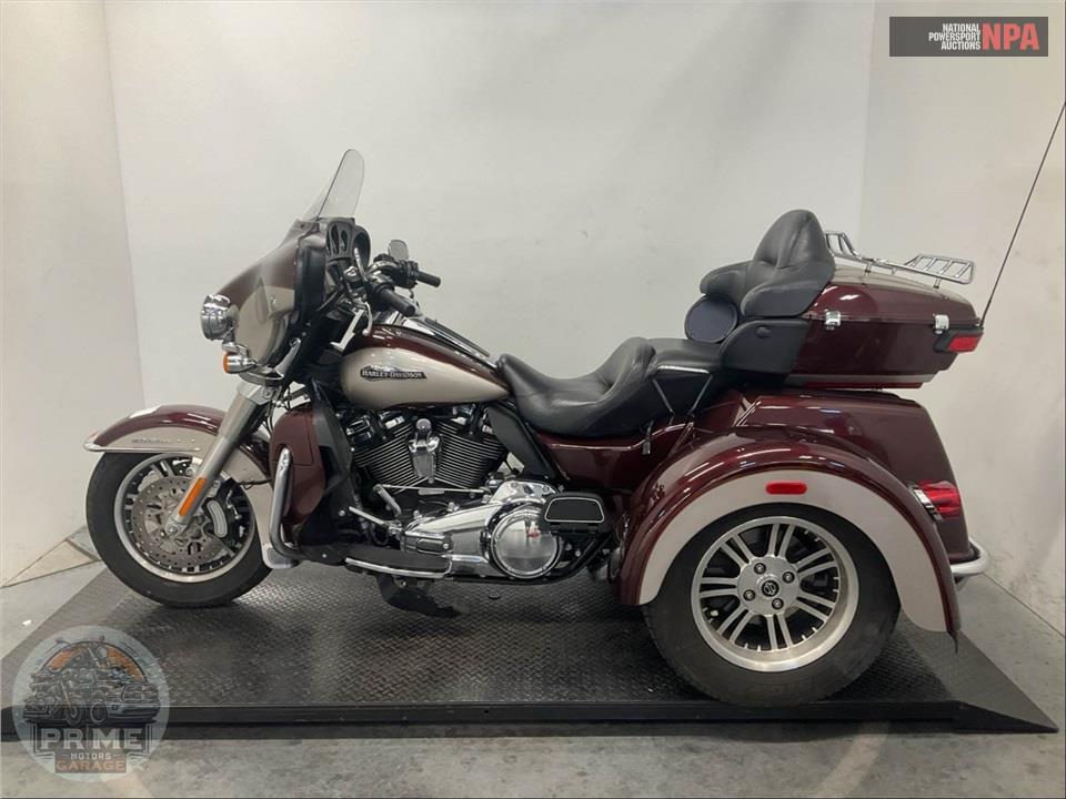 2018 Harley-Davidson FLHTCUTG TRI GLIDE ULTRA — фото 3