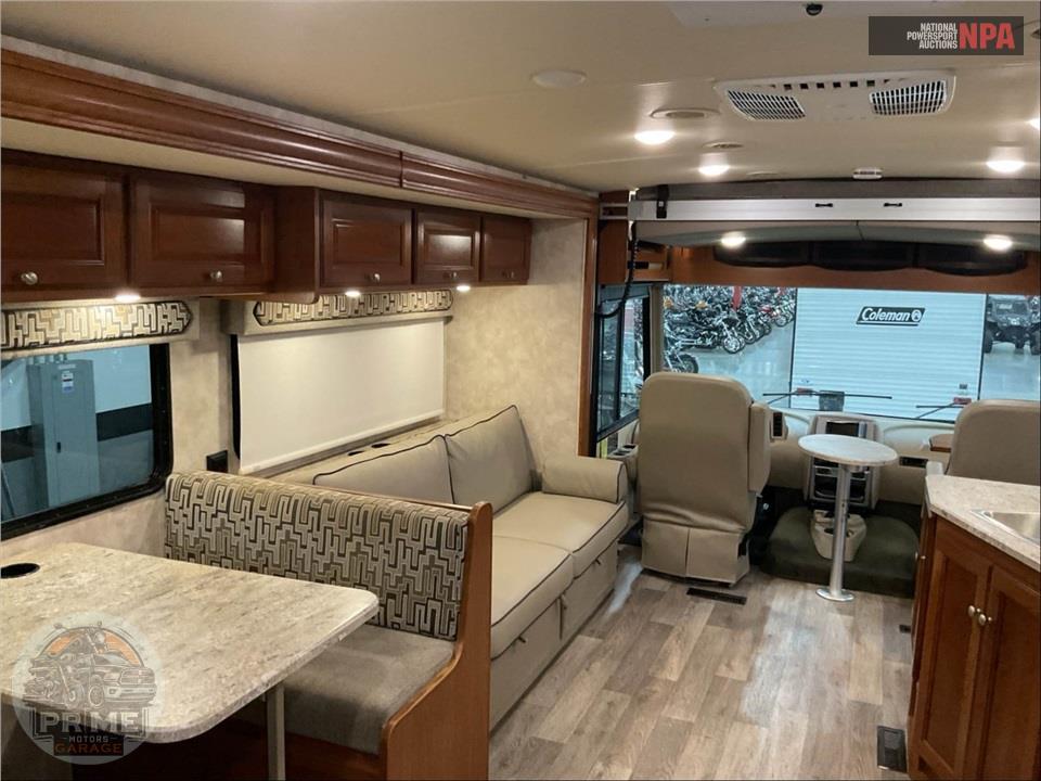 2019 Winnebago M-32YE FORD - VISTA SERIES — фото 7