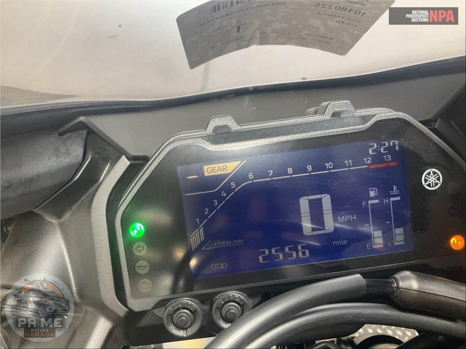 2025 Yamaha YZF-R3 — фото 5
