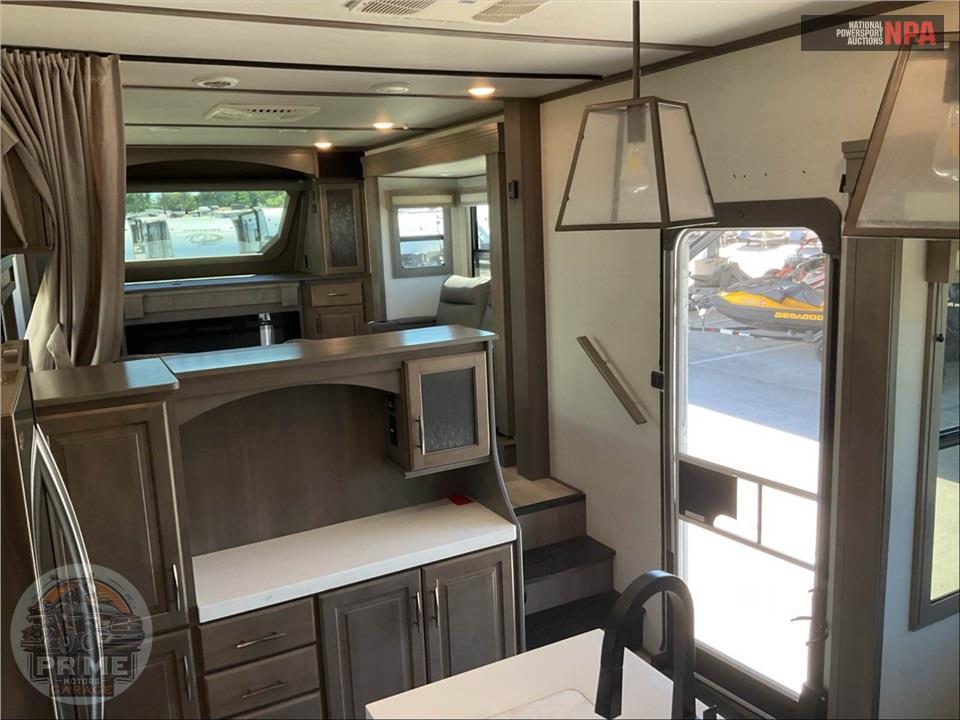 2024 Grand Design Recreational Vehicles M-380FL - SOLITUDE FIFTH WHEEL SERIES — фото 9