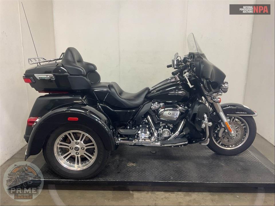 2018 Harley-Davidson FLHTCUTG TRI GLIDE ULTRA — фото 1
