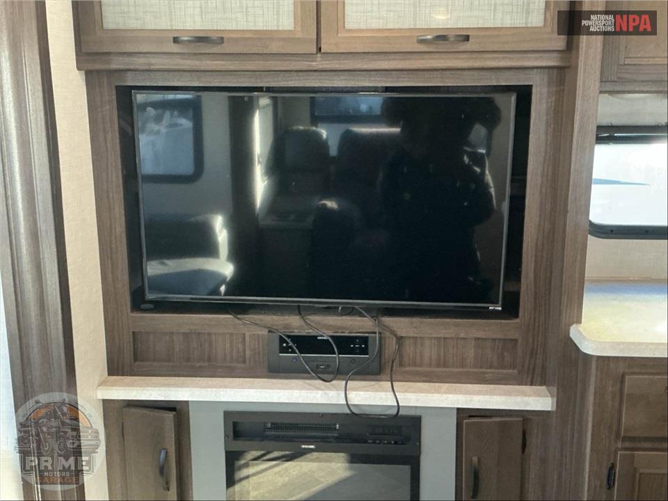 2020 Voyage By Winnebago M-3235RL - FIFTH WHEEL SERIES — фото 21