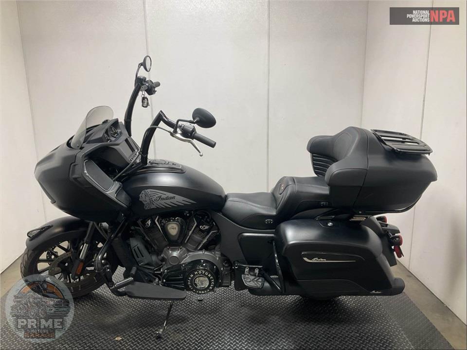 2020 Indian Motorcycle CHALLENGER DARK HORSE SMOKE (BLACK) — фото 3