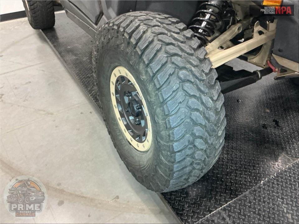 2023 Can-Am MAVERICK X3 X RS TURBO RR (DESERT TAN & CARBON BLACK RED) — фото 17